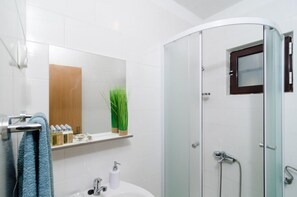 Apartment (One Bedroom Apartment with Shared Ter) | Badezimmer | Dusche, Handtücher