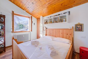 Family Apartment, 2 Bedrooms, 2 Bathrooms (White House Ski & Relax) | 2 bedrooms, laptop workspace, free WiFi, bed sheets