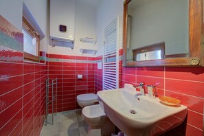 Family Apartment, 2 Bedrooms, 2 Bathrooms (White House Ski & Relax) | Bathroom | Shower, hair dryer, bidet, towels