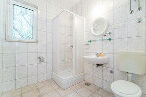 Apartment (Standard Two Bedroom Apartment with T) | Bathroom | Shower, towels - Apartments Neva (Selca)