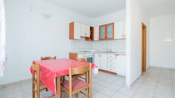 Apartment (Standard Two Bedroom Apartment with T) | Dining room