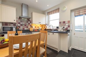 Fridge, dishwasher, cookware/dishes/utensils - Rock Lea (Ambleside)