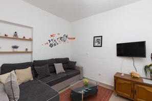 Apartment (One Bedroom Apartment with Terrace an) | Wohnzimmer | Fernseher