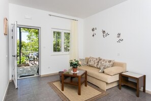 Appartement (Comfort One Bedroom Apartment with Te) | Salle de séjour | Télévision