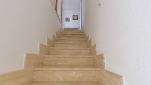 A staircase with beige steps leading to a landing. - 2728 Villetta Chiara Blu Primo Piano by Barbarhouse (Melendugno)