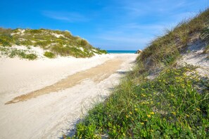 A sandy beach path with dunes and sparse vegetation. - 2977 Villetta Idume by Barbarhouse (Lecce)