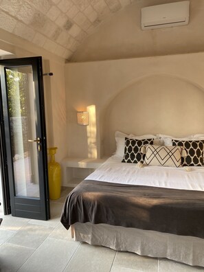 3 bedrooms, iron/ironing board, travel cot, free WiFi - Spacious & bright trulli w/private pool, nicely decorated - AC in all rooms  (Cisternino, Puglia)