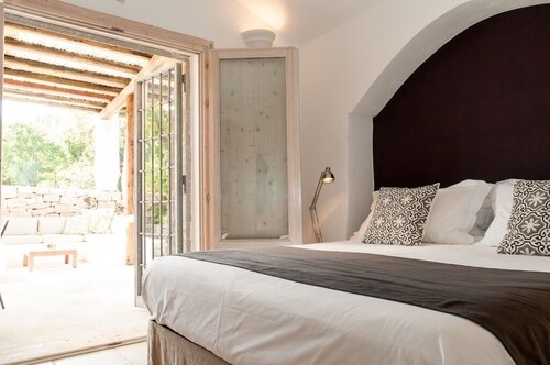 Spacious & bright trulli w/private pool, nicely decorated - AC in all rooms 