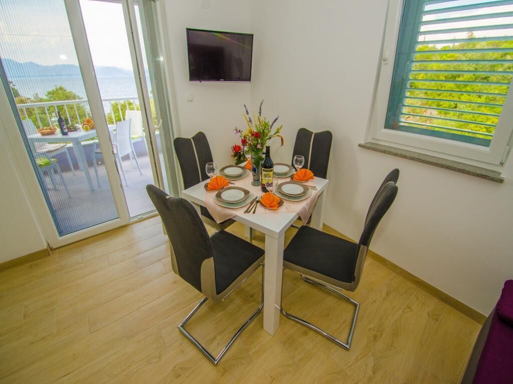 Apartment (Comfort One Bedroom Apartment with Ba) | Dining room