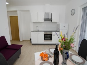 Apartment (Comfort One Bedroom Apartment with Ba) | Eigene Küche | Kühlschrank