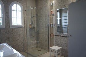 Quarto standard | Banheiro | Chuveiro com efeito de chuva, produtos de toalete grátis