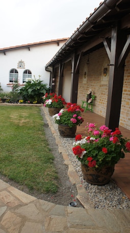 Exterior. Chez Bernadou