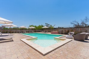 A swimming pool with a tiled deck, lounge chairs, and umbrellas. - 2962 Villa di Aurora by Perle di Puglia (San Cesario di Lecce)