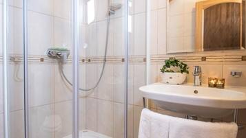Căn hộ (One Bedroom Apartment) | Phòng tắm | Buồng tắm vòi sen, khăn tắm