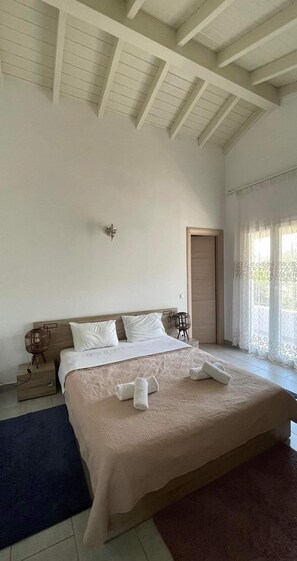 Vila, várias camas | 4 quartos, ferros/tábuas de passar roupa, Wi-Fi de cortesia