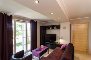 Apartment (Comfort One-Bedroom Apartment with Te) | Living room | TV - Apartments Gaura (Dubrovnik)