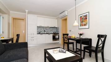 Apartamento (One-Bedroom Apartment with Terrace) | Sala de estar | Una televisión