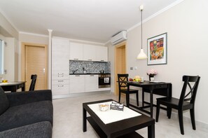 Apartment (One-Bedroom Apartment with Terrace) | Living room | TV - Apartments Gaura (Dubrovnik)