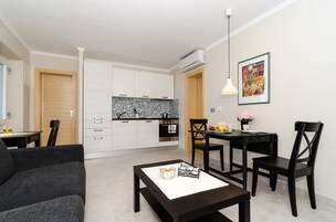 Apartamento (One-Bedroom Apartment with Terrace) | Sala de estar | TV