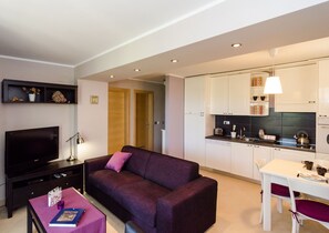 Appartement (Comfort One-Bedroom Apartment with Te) | Salle de séjour | Télévision