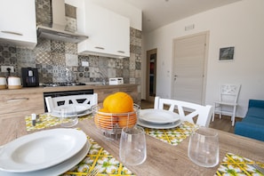 Appartamento familiare, letti multipli, fronte mare (Smeraldo Apartment On Sea Shore) | Cucina privata | Frigorifero, forno, piano cottura, macchina per tè/caffè