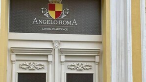 Eine Doppeltür mit Wappen und der Aufschrift „Angelo Roma“ und „Living in Advance“ darüber.