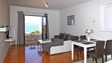 Apartment (Superior Two Bedroom Apartment with B) | Living room | TV