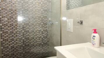 Apartment (Superior Two Bedroom Apartment with B) | Bathroom | Shower, towels