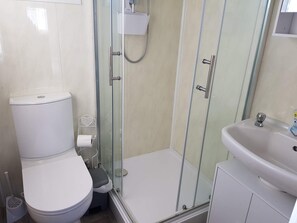 Chalet, 2 Queen Beds | Bathroom | Shower, hair dryer - Shore Croft dog Friendly Chalet (Bridlington)