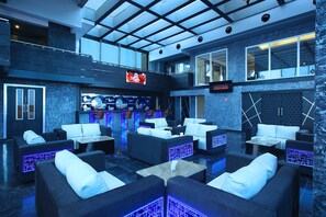 2 bars/lounges