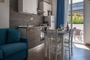 Appartamento familiare, letti multipli, fronte mare (Turchese Apartment On Sea Shore) | Cucina privata | Frigorifero, forno, piano cottura, macchina per tè/caffè