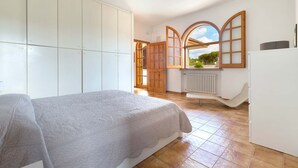 A bedroom with a bed, wardrobe, and a window with a view. - 2506 Villa Sorriso by Barbarhouse (Lecce)