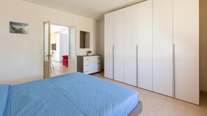 A bedroom with a bed, a wardrobe, a dresser, and a mirror. - 1852 Villa Nataly - Primo Piano by Barbarhouse (Lecce)