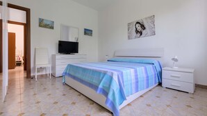 A bedroom with a bed, a television, a desk, and a chair. - 2293 Villetta Mare Bello by Barbarhouse (Lecce)