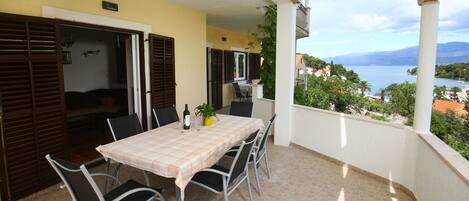 Apartemen (Three bedroom Apartment with Sea View) | Teras/patio