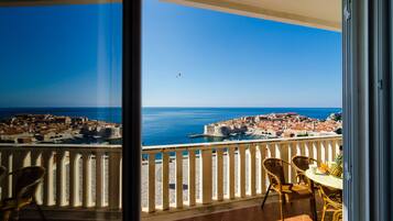 Apartment (Premium Two Bedroom Apartment with Ba) | Balcony