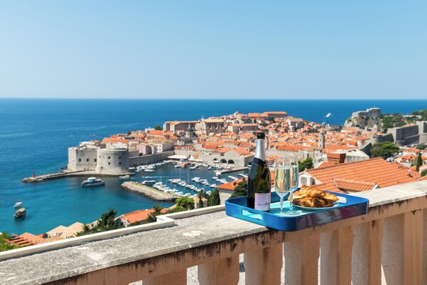 Apartment (Superior Two Bedroom Apartment with B) | Beach/ocean view