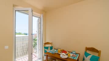 Apartment (Superior Two Bedroom Apartment with B) | Dining room