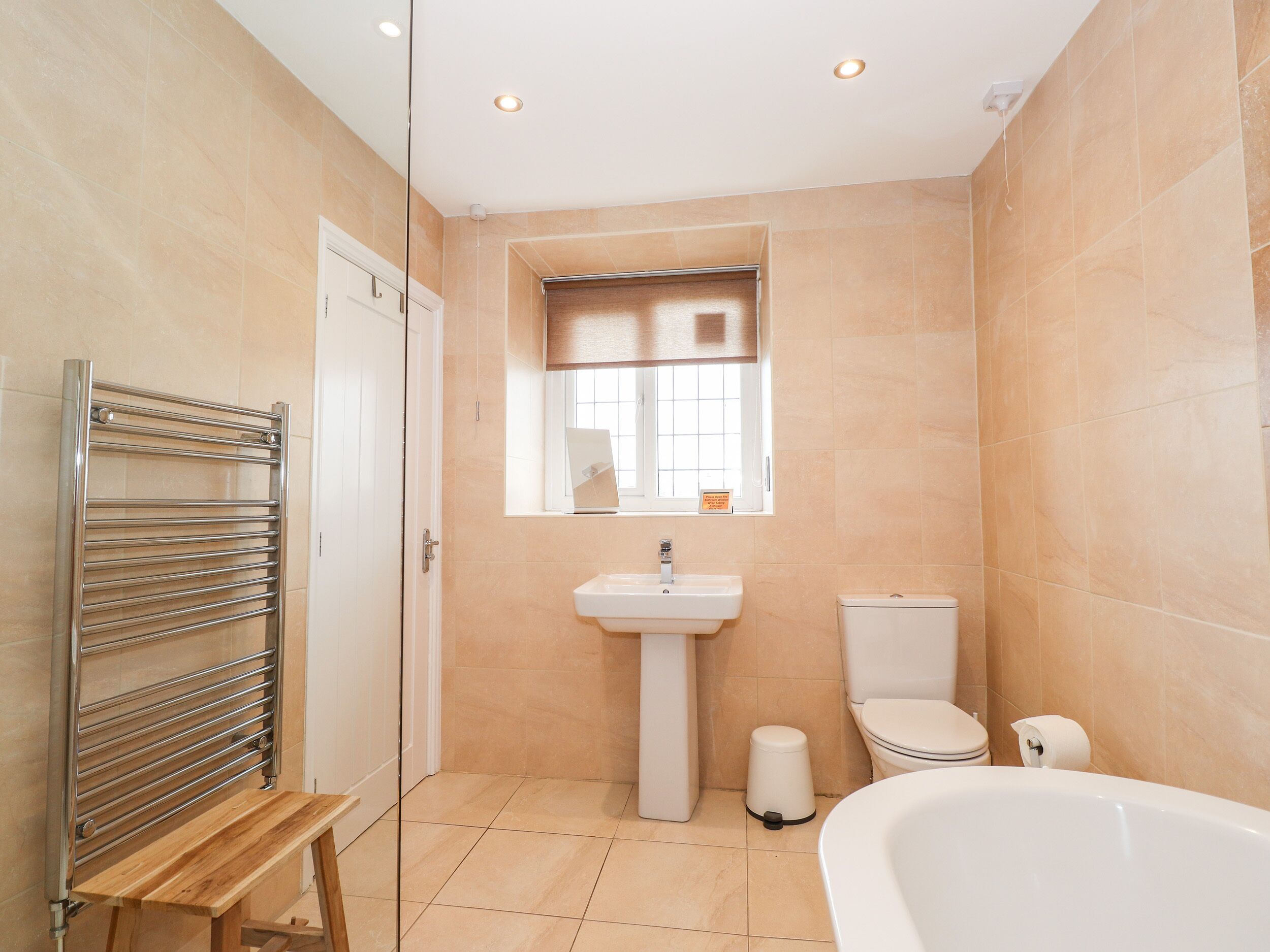 Une salle de bain moderne avec un lavabo, des toilettes et une baignoire intégrés.