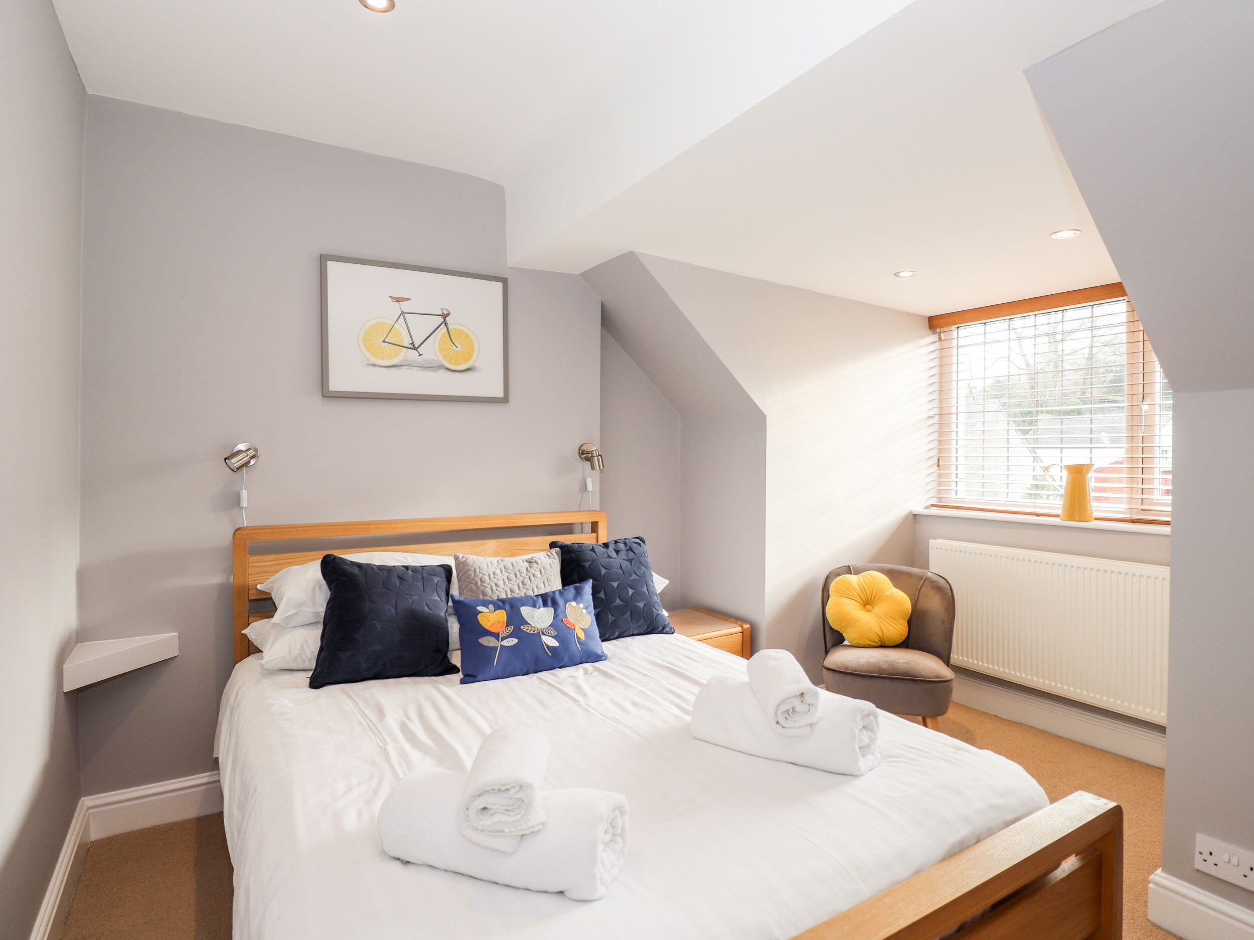 2 quartos, individualmente decorados, individualmente mobiliados