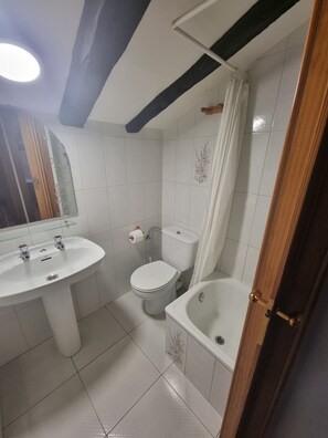 Ensemble douche/baignoire, sèche-cheveux, bidet, serviettes fournies