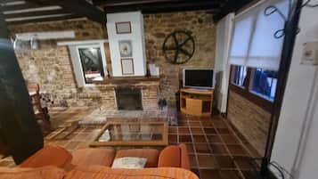 Een televisie, een open haard en een dvd-speler