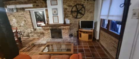 Fernseher, Kamin, DVD-Player