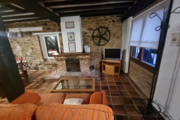 Televisor, llar de foc i reproductor de DVD