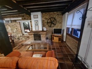 Télévision, cheminée, lecteur de DVD