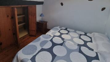 6 bedrooms, iron/ironing board, travel cot, free WiFi