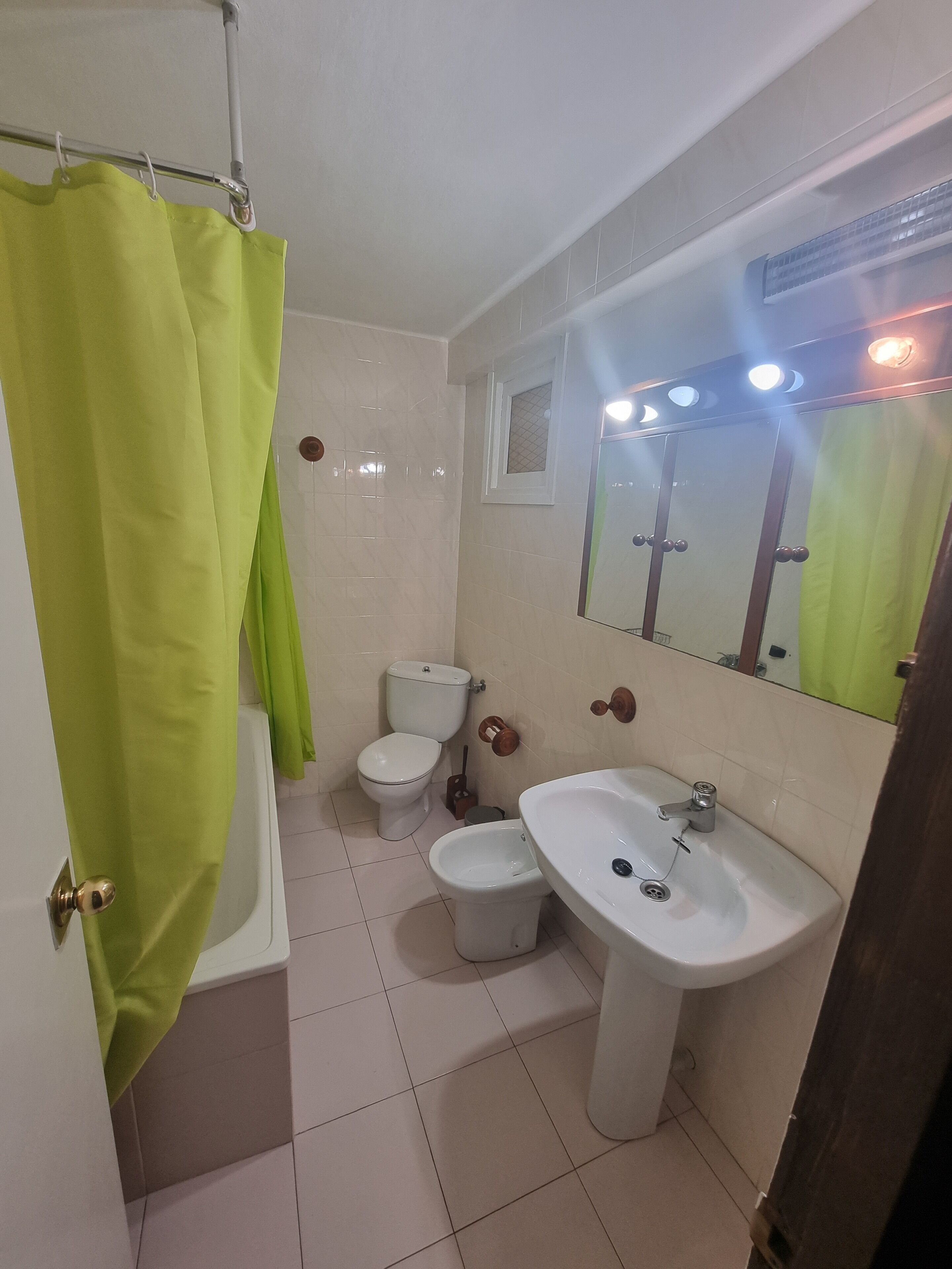 Combined shower/bathtub, hair dryer, bidet, towels