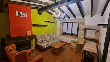 Una televisión, una chimenea, un reproductor de DVD