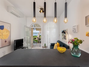 อพาร์ทเมนท์ (One Bedroom Apartment with Terrace an) | ห้องนั่งเล่น | ทีวีจอแบน 25 นิ้ว พร้อมช่องดาวเทียม, ทีวี