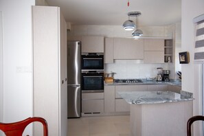 Apartment, Multiple Beds | Private kitchen | Fridge, microwave, oven, stovetop - 3-bedroom Apartment in Tema - Chez Akwasi (Tema)